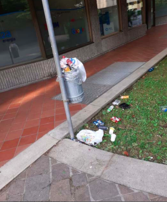 Il Comune di Bergamo fa installare dei cestini nuovi dopo la segnalazione del consigliere Bianchi