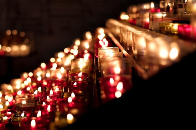 Messe feriali a lume di candela e altri trucchi contro il caro energia