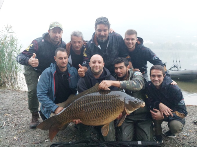 Maratona di pesca della carpa e beneficenza sul lago di Endine: ha vinto un esemplare da oltre 24 kg