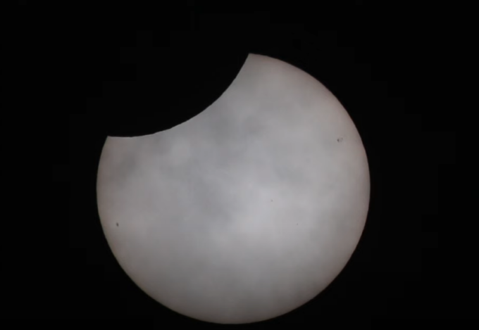 Eclissi parziale visibile (nuvole permettendo) fino alle 13.19: la diretta