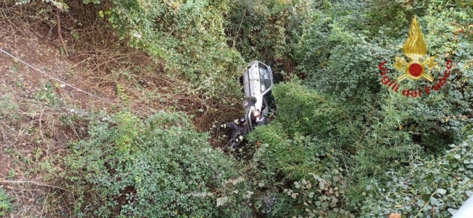 Albino, perde il controllo dell’auto e finisce nel dirupo: 23enne illeso