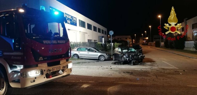 Incidente frontale fra due auto a Treviglio: tre feriti domenica notte