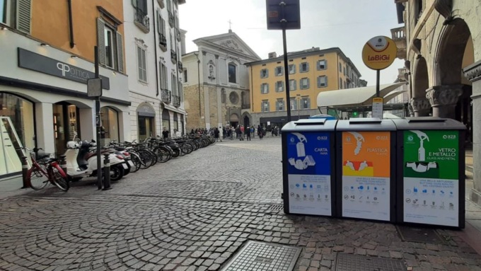 Prima mini-isola ecologica in centro a Bergamo, con cestino intelligente per l’indifferenziata