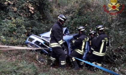 Macchina finisce contro un palo e poi nel fosso a Trescore: donna di 58 anni grave