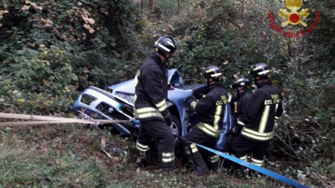Macchina finisce contro un palo e poi nel fosso a Trescore: donna di 58 anni grave