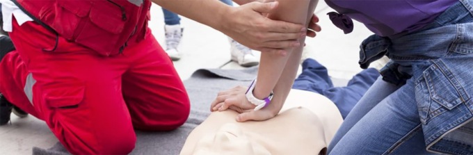 Infarto al bar in piazza Pontida, 67enne salvato da un infermiere