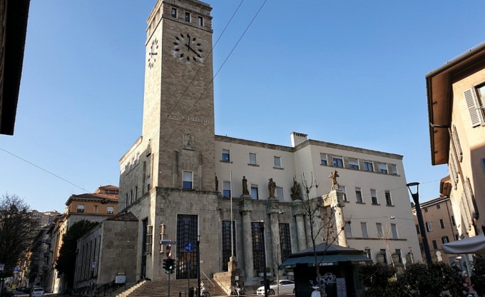 Impiegato disonesto e falso figlio: prosciugato il conto (da 329mila euro) di una 73enne alle Poste di Bergamo