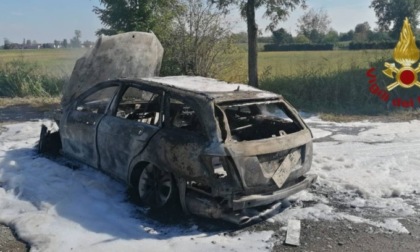 Auto completamente distrutta dalle fiamme ad Arzago: nessun ferito