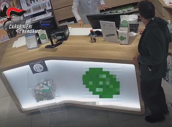 Rapina farmacia di Alzano con una siringa: arrestato 39enne