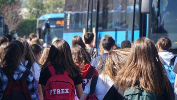 Resta chiuso per mezz’ora nel bagagliaio del bus sostitutivo da Ponte San Pietro