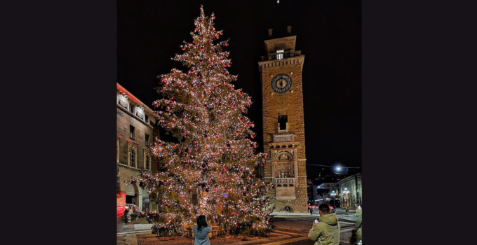Prove di accensione per l’albero di Natale in centro (che arriva da Gorno)