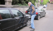 Lo stratagemma di un 82enne: svaligiava le auto dopo aver bucato le gomme