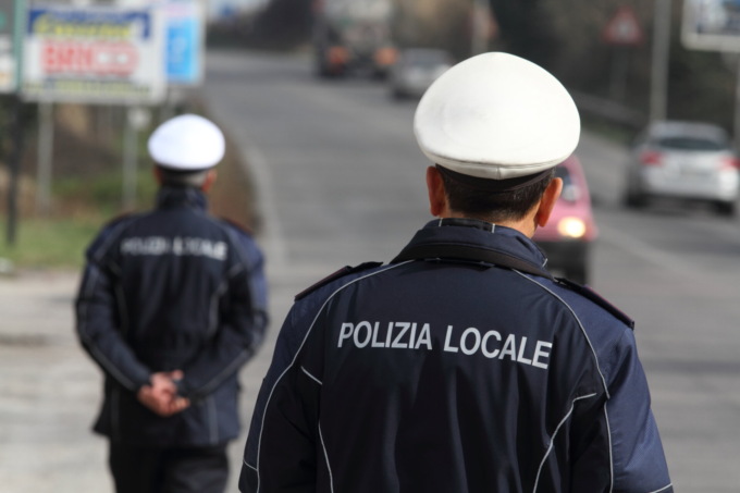 Targhe occultate e scorrazzamenti a tutta velocità: multati sedici ragazzi a Presezzo