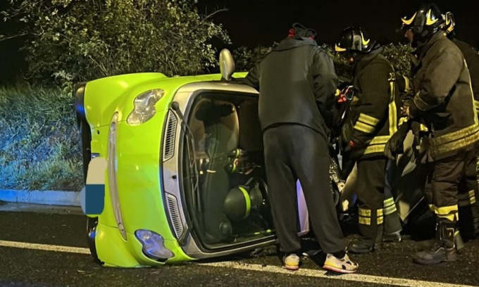 Smart si ribalta nella notte a Calcio, una 25enne portata in ospedale