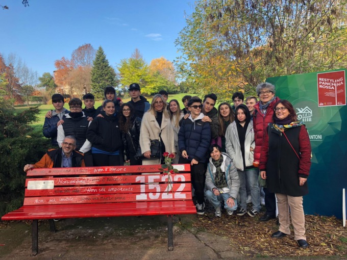 I ragazzi del Fantoni danno nuova vita alla panchina rossa del parco di Loreto