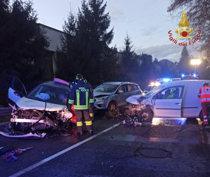 Brutto incidente stradale a Parre: quattro auto coinvolte, diversi feriti e chilometri di coda