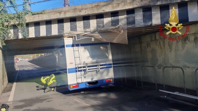 Camper rimane incastrato nel sottopasso di via dell’Assunzione a Montello