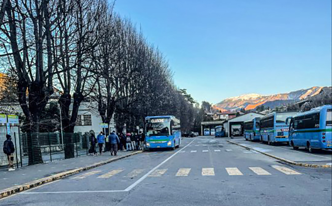 Autista aggredito alla stazione autolinee di Clusone, 40 giorni di prognosi