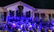 Halloween, folla per l’allestimento da film horror in una villetta di Petosino