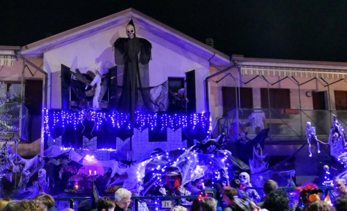 Halloween, folla per l’allestimento da film horror in una villetta di Petosino