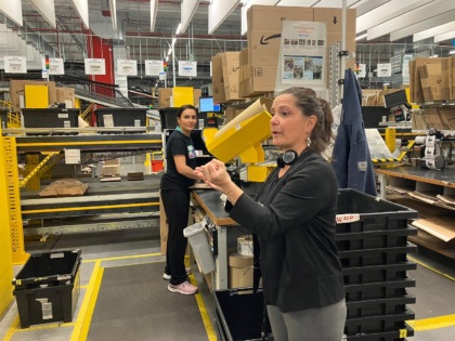 Cinque dipendenti sordi al centro Amazon di Cividate: percorso di inclusione per tutti