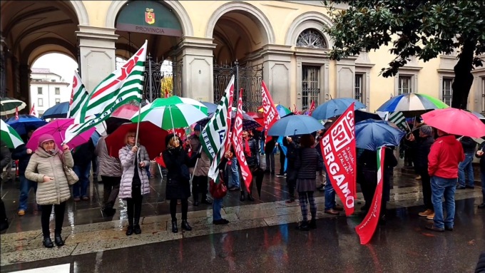 Rsa, manca personale e crescono i costi: il presidio dei sindacati in prefettura