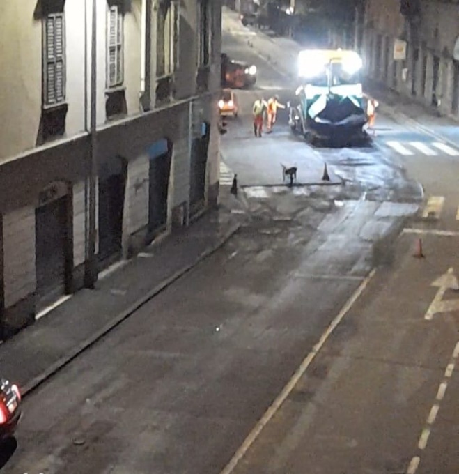 Notte di lavori in via San Giovanni, un residente: «Assurdo, pensavo fosse un terremoto»