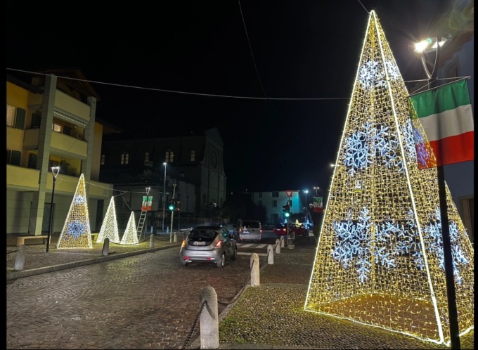A Mozzo è già Natale! Accese tutte le luminarie in centro (probabilmente solo un test)