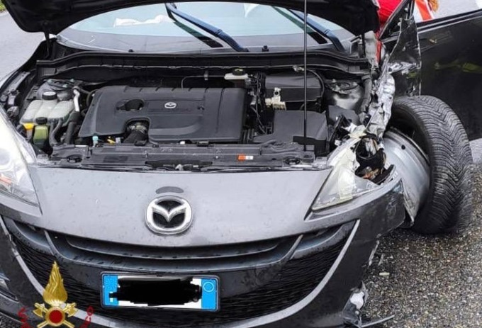 Auto e furgone si scontrano al confine tra Bergamo e Lallio, due feriti