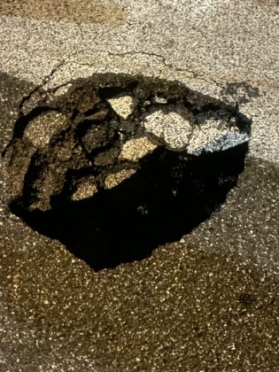 Brignano, strada chiusa per una voragine sull’asfalto