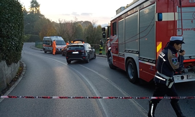 I Vigili del fuoco stanno recuperando un’auto fuori strada, lei arriva col Suv e li tampona