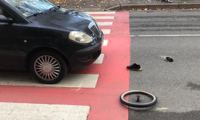 Mamma e figlio travolti da un’auto a Cassano