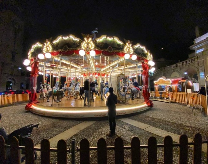 A Bergamo non è Natale senza giostrina in piazza Vittorio Veneto. E infatti è arrivata!