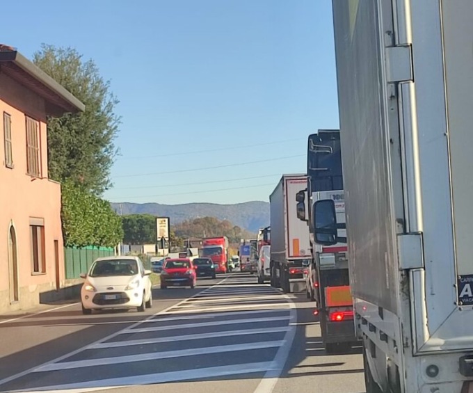 Quaranta minuti da Caprino a Gromlongo: cento metri d’asfalto, chilometri di coda