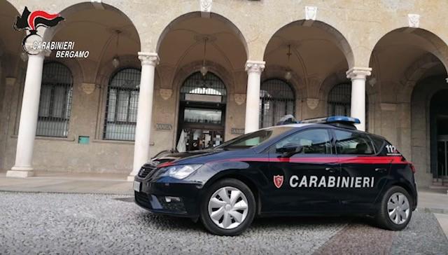 Strattona un 88enne e gli ruba i soldi che sta versando: arrestato