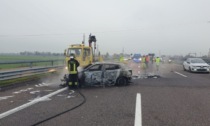 Carambola in autostrada, auto va a fuoco: colonna di fumo sulla Brebemi