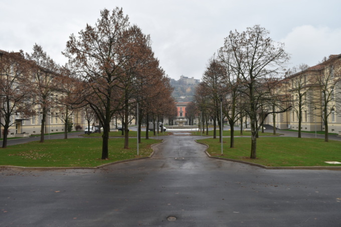 Entra di notte nell’Accademia della Guardia di Finanza, ruba una giacca da colonello e scappa