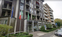 Case popolari, a Bergamo allarme «bollette esorbitanti»: protesta degli inquilini sotto la sede