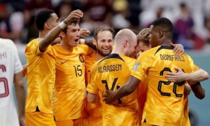 Altra staffetta tra de Roon e Koopmeiners, l'Olanda batte il Qatar e vola agli ottavi (2-0)