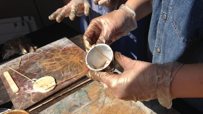 Al via la raccolta fondi per “D-Tantemani”, il laboratorio che aiuta le donne