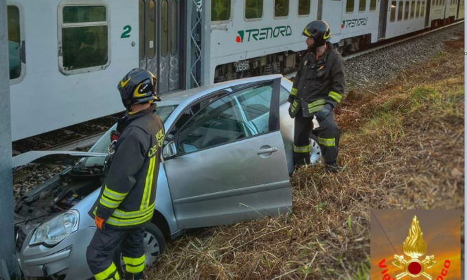 Paderno, auto finisce nella scarpata a pochi passi dai binari del treno