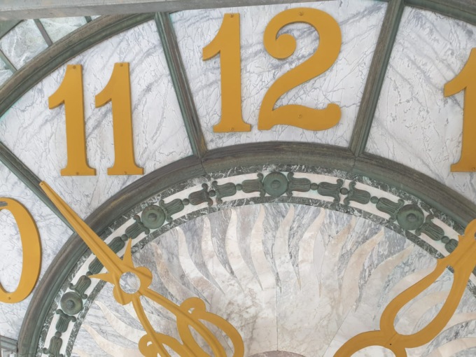 La Torre dei Caduti e il colore dell’orologio, Brembilla: «Impossibile ripristinare il bronzo originale»