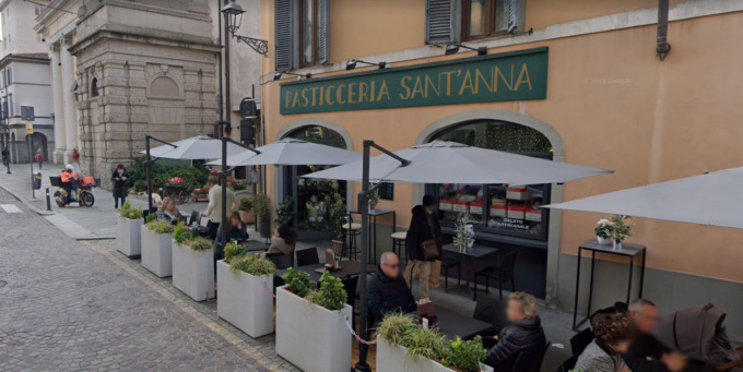Si intrufola in uno spazio strettissimo e ruba la cassa della pasticceria Sant’Anna