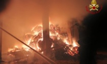 Duecento quintali di fieno e diversi mezzi agricoli in fiamme a Fontanella