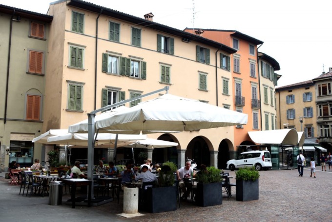La Giunta cambia collocazione a un dehors in Piazza Pontida: «Perché?»