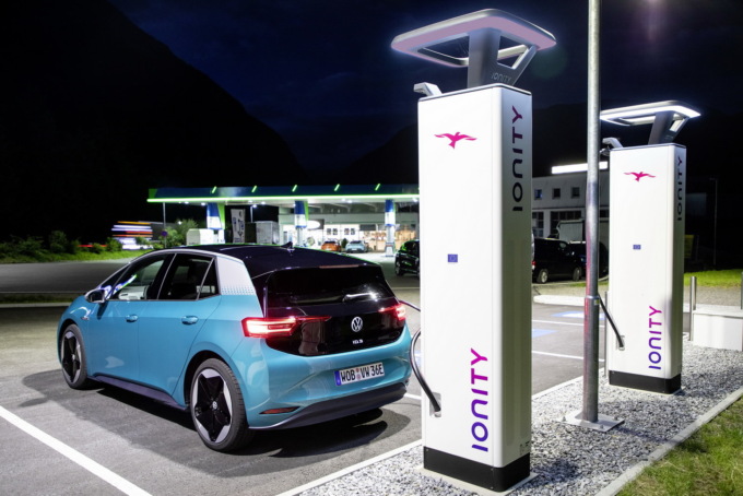 Oggi un pieno con l’auto elettrica costa quanto uno di benzina, ma si fanno meno chilometri