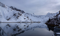 La meraviglia senza paragoni dei laghi Gemelli d'inverno: uno spettacolo unico