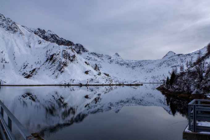 La meraviglia senza paragoni dei laghi Gemelli d’inverno: uno spettacolo unico