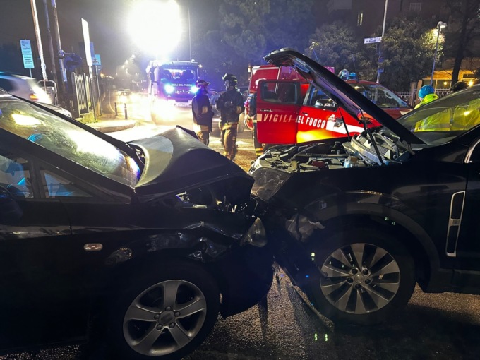 Le foto del violento frontale al passaggio a livello di via Rovelli (treni fermi per un’ora)