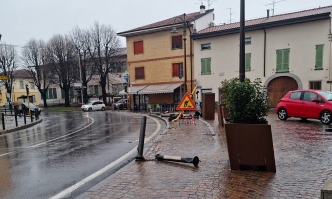 Fa strike di paletti e stende anche il semaforo: incidente a Bariano